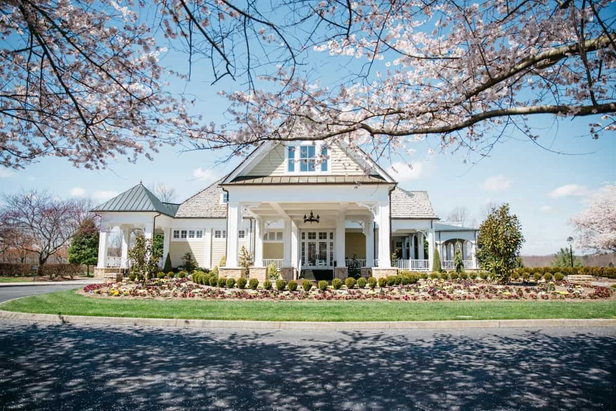 A Virginian residence under spring blossom